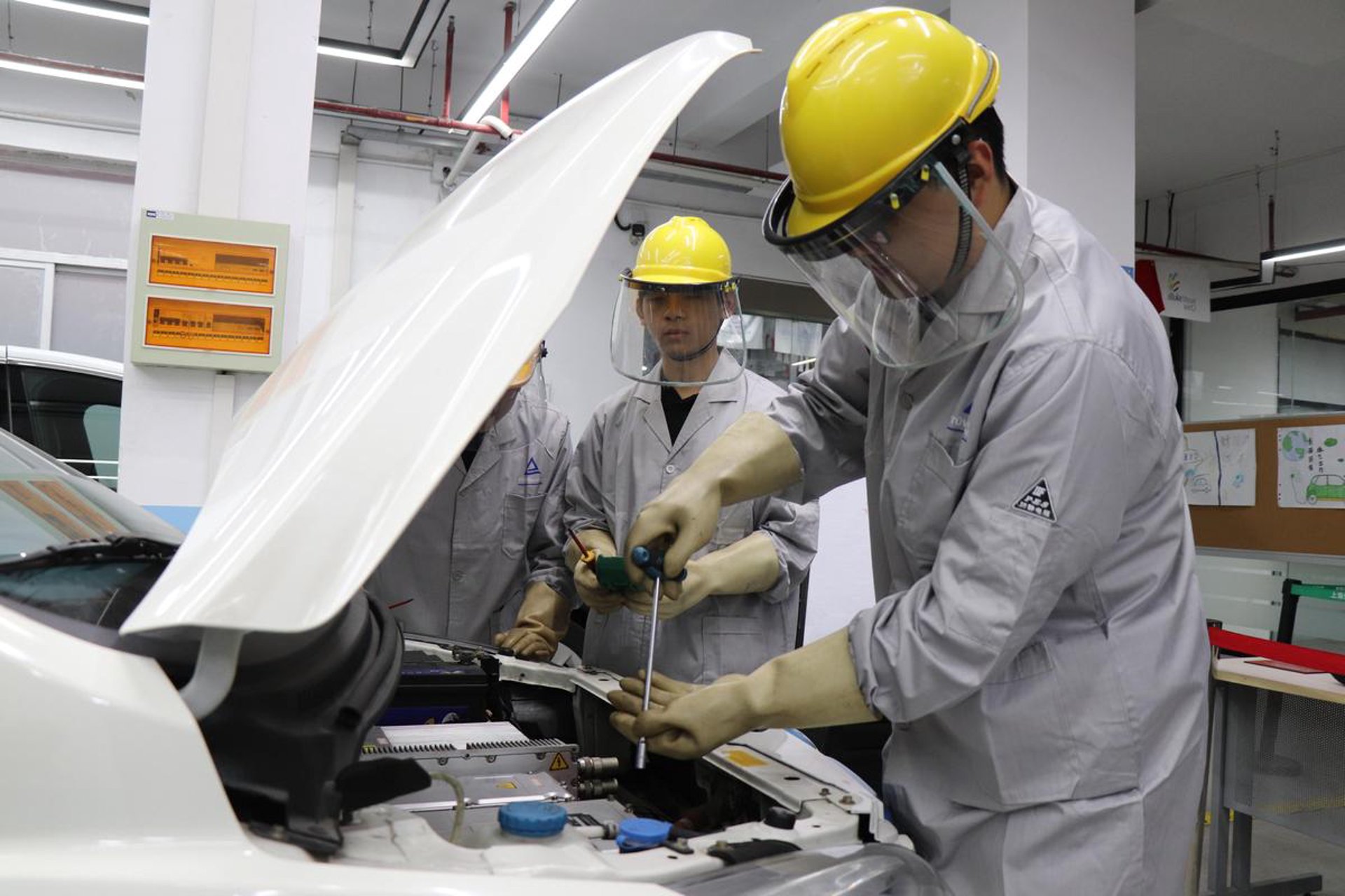 长江电子技校